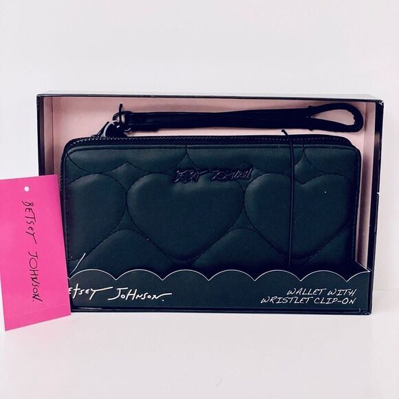 NWT Gorgeous Betsey Johnson Black Quilted Hearts Zip All Around Wristlet Wallet - Picture 1 of 12